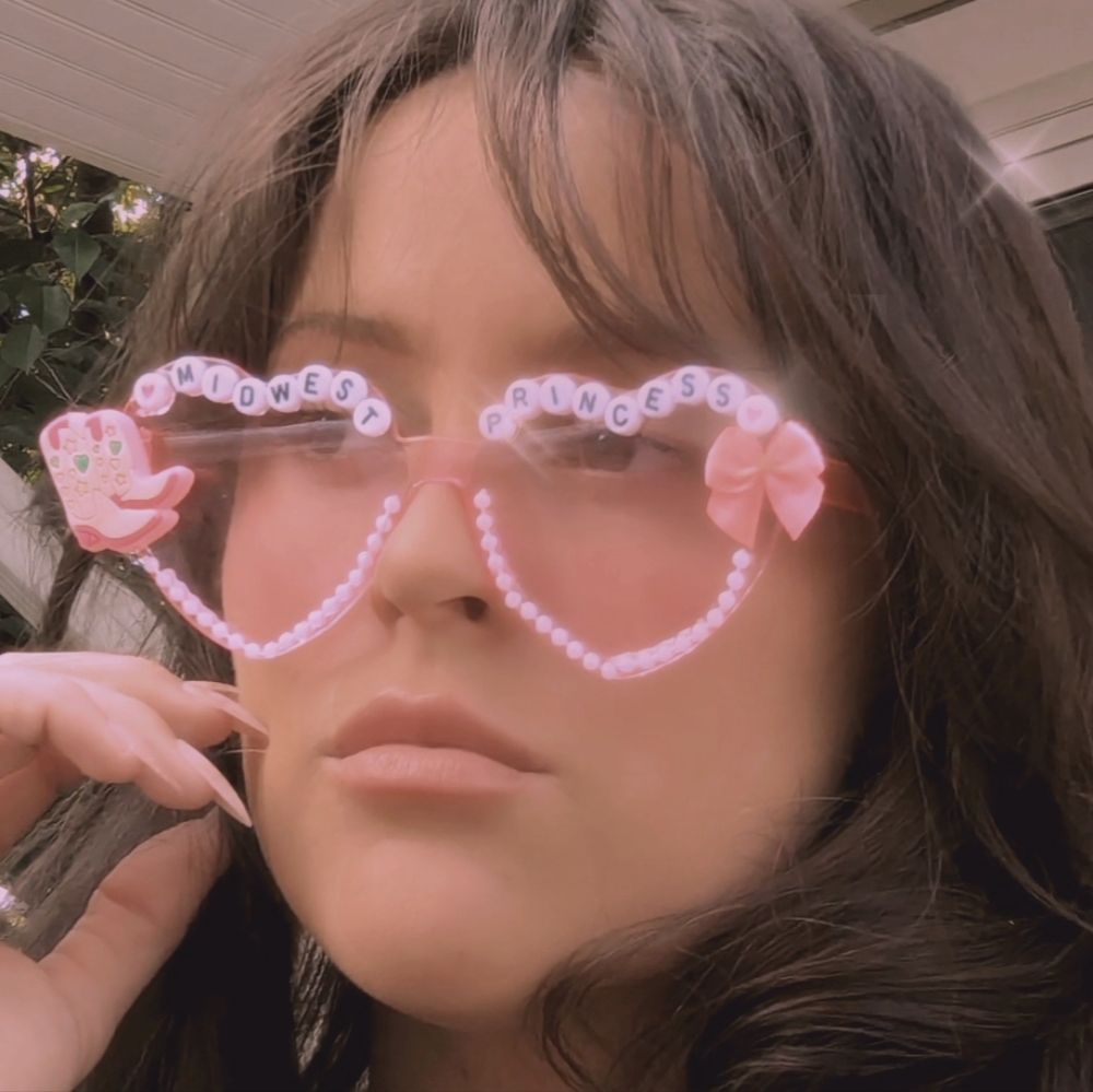 Chappell Roan Inspired 'Midwest Princess' Heart Shaped Festival Sunnies 🩷